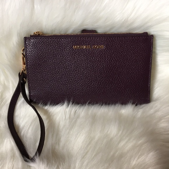 Michael Kors Handbags - ❤️❤️Michael Kors Wristlet❤️❤️